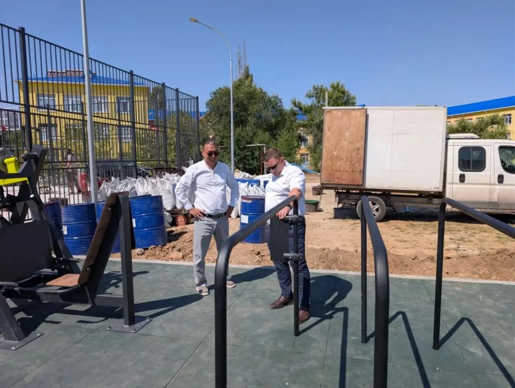 В Элисте завершается строительство современных спортивных площадок на территории школы №8, 17, 20 и Республиканской национальной гимназии им. П. Очирова. Проект реализуется совместно с Министерством спорта республики В Элисте завершается строительство современных спортивных площадок на территории школы №8, 17, 20 и Республиканской национальной гимназии им. П. Очирова. Проект реализуется совместно с Министерством спорта республики
