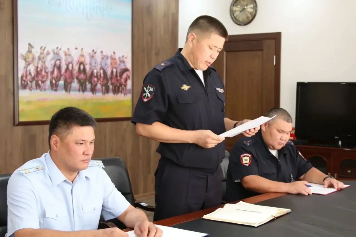 Министр внутренних дел по Республике Калмыкия генерал-майор полиции Дмитрий Григорьев провел рабочее совещание с руководителями, заступающими в дежурную смену для координации деятельности служб и нарядов полиции Республики... Министр внутренних дел по Республике Калмыкия генерал-майор полиции Дмитрий Григорьев провел рабочее совещание с руководителями, заступающими в дежурную смену для координации деятельности служб и нарядов полиции Республики...