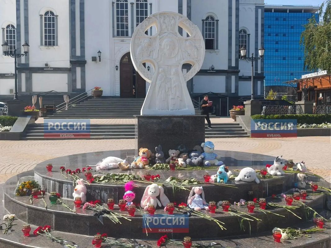 В Краснодаре у храма Александра Невского продолжает расти стихийный мемориал В Краснодаре у храма Александра Невского продолжает расти стихийный мемориал