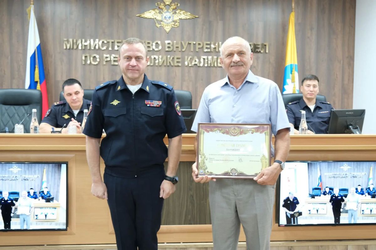 Сегодня министр внутренних дел по Республике Калмыкия провел рабочее совещание, на котором обсудили вопросы оперативно-служебной деятельности, а также довели приказы о назначении, присвоении специальных званий и поощрении... Сегодня министр внутренних дел по Республике Калмыкия провел рабочее совещание, на котором обсудили вопросы оперативно-служебной деятельности, а также довели приказы о назначении, присвоении специальных званий и поощрении...