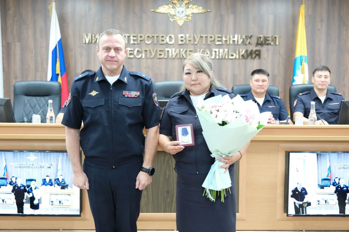 Сегодня министр внутренних дел по Республике Калмыкия провел рабочее совещание, на котором обсудили вопросы оперативно-служебной деятельности, а также довели приказы о назначении, присвоении специальных званий и поощрении... Сегодня министр внутренних дел по Республике Калмыкия провел рабочее совещание, на котором обсудили вопросы оперативно-служебной деятельности, а также довели приказы о назначении, присвоении специальных званий и поощрении...