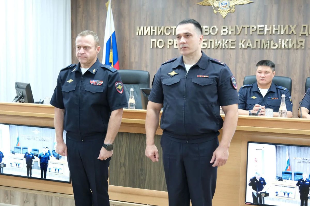 Сегодня министр внутренних дел по Республике Калмыкия провел рабочее совещание, на котором обсудили вопросы оперативно-служебной деятельности, а также довели приказы о назначении, присвоении специальных званий и поощрении... Сегодня министр внутренних дел по Республике Калмыкия провел рабочее совещание, на котором обсудили вопросы оперативно-служебной деятельности, а также довели приказы о назначении, присвоении специальных званий и поощрении...