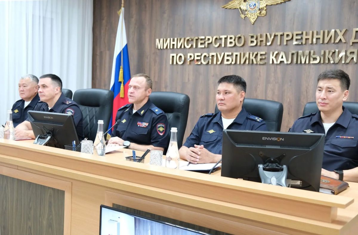 Сегодня министр внутренних дел по Республике Калмыкия провел рабочее совещание, на котором обсудили вопросы оперативно-служебной деятельности, а также довели приказы о назначении, присвоении специальных званий и поощрении... Сегодня министр внутренних дел по Республике Калмыкия провел рабочее совещание, на котором обсудили вопросы оперативно-служебной деятельности, а также довели приказы о назначении, присвоении специальных званий и поощрении...
