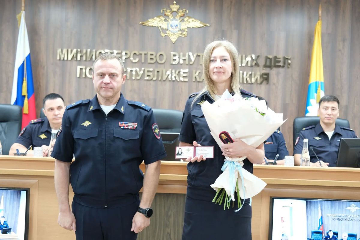 Сегодня министр внутренних дел по Республике Калмыкия провел рабочее совещание, на котором обсудили вопросы оперативно-служебной деятельности, а также довели приказы о назначении, присвоении специальных званий и поощрении... Сегодня министр внутренних дел по Республике Калмыкия провел рабочее совещание, на котором обсудили вопросы оперативно-служебной деятельности, а также довели приказы о назначении, присвоении специальных званий и поощрении...