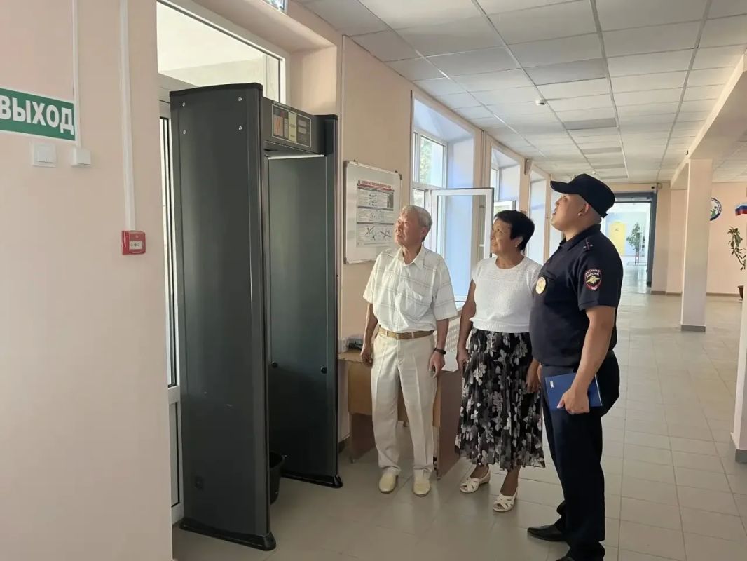 Сотрудники полиции Калмыкии приняли участие в работе межведомственных специальных групп по приемке образовательных организаций к началу нового учебного года и проверке избирательных участков в рамках подготовки к предстоящим... Сотрудники полиции Калмыкии приняли участие в работе межведомственных специальных групп по приемке образовательных организаций к началу нового учебного года и проверке избирательных участков в рамках подготовки к предстоящим...