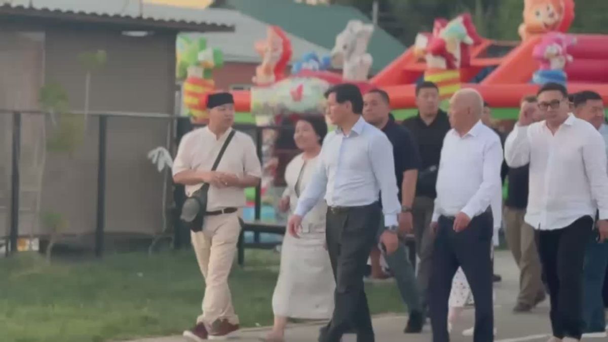 На торжественное открытие Фестиваля лотосов прибыл Глава Калмыкии Бату Хасиков, а также члены Правительства РК в числа почетных гостей в ожидании театрализованного пролога «Рождение лотоса», а далее на главной сцене парка...