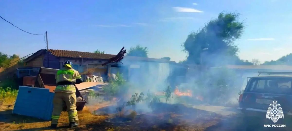 В Приютном потушили возгорание сухой растительности В Приютном потушили возгорание сухой растительности