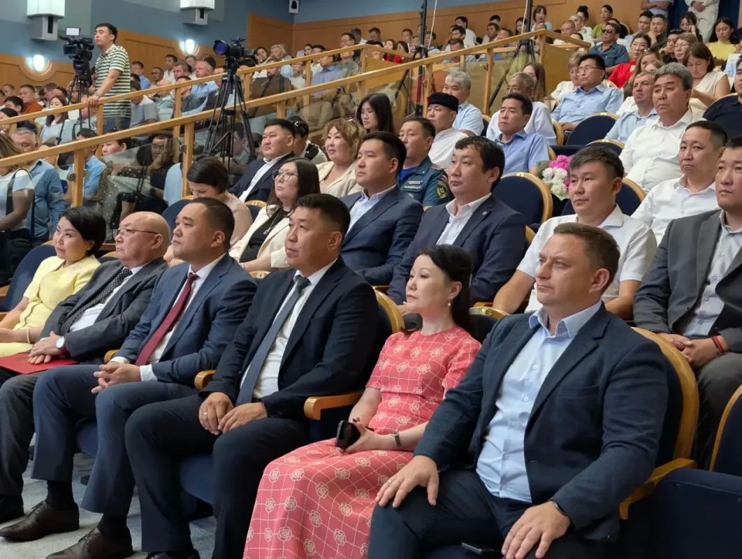 С Днём строителя!. В Элисте чествовали представителей одной из самых созидательных и уважаемых профессий С Днём строителя!. В Элисте чествовали представителей одной из самых созидательных и уважаемых профессий