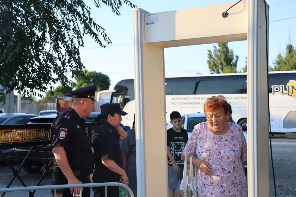 Сотрудники полиции Лаганского и Черноземельского районов обеспечили безопасность Фестиваля лотосов, который посетили более 1,5 тысяч жителей и гостей Республики Калмыкия Сотрудники полиции Лаганского и Черноземельского районов обеспечили безопасность Фестиваля лотосов, который посетили более 1,5 тысяч жителей и гостей Республики Калмыкия