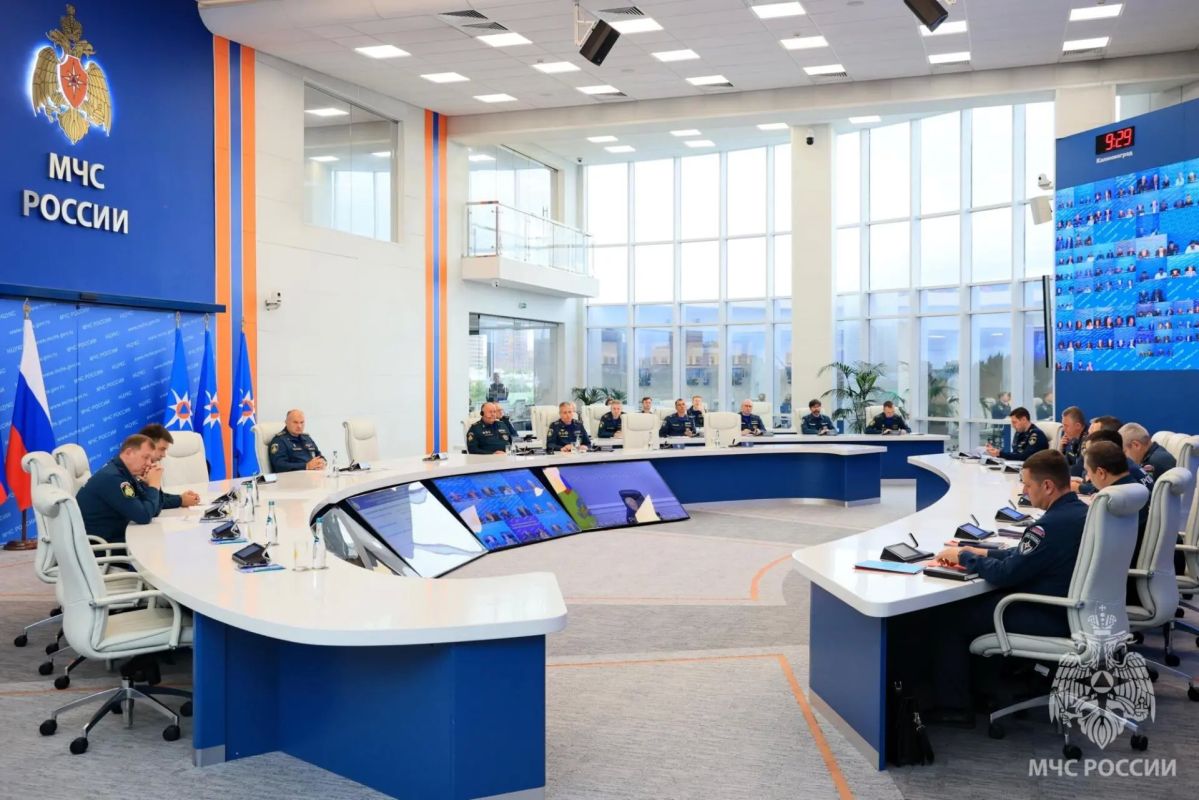Глава МЧС России Александр Куренков провел заседание правительственной комиссии по предупреждению и ликвидации чрезвычайных ситуаций и обеспечению пожарной безопасности Глава МЧС России Александр Куренков провел заседание правительственной комиссии по предупреждению и ликвидации чрезвычайных ситуаций и обеспечению пожарной безопасности