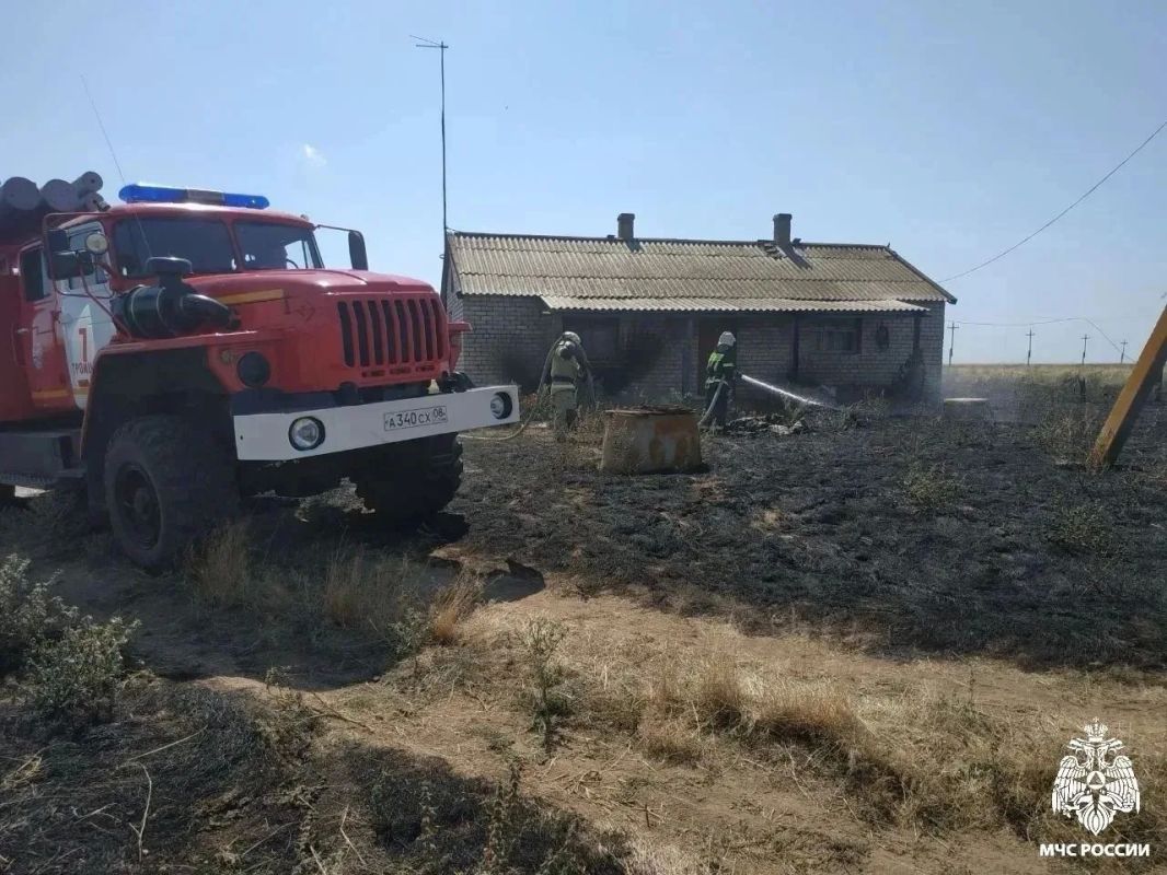 В Целинном районе потушили возгорание сухой растительности В Целинном районе потушили возгорание сухой растительности