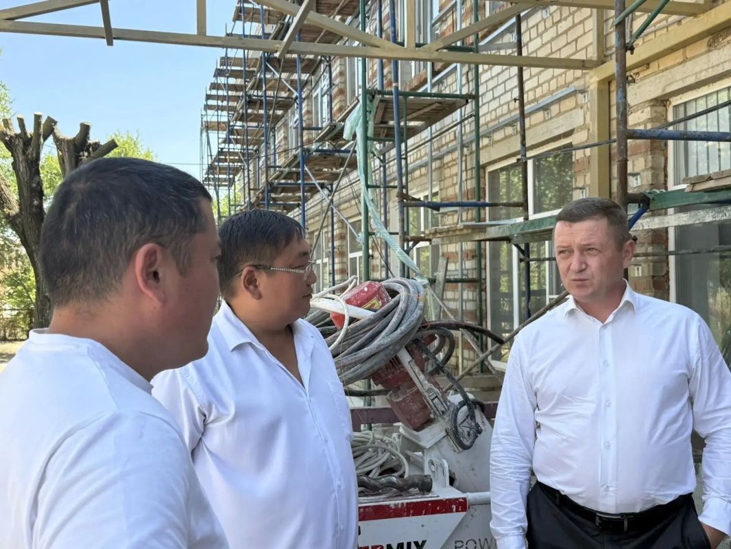 В рамках парламентского контроля Председатель Народного Хурала Республики Калмыкия Артем Михайлов посетил образовательные учреждения в Приютненском районе РК, вошедшие в федеральную программу по капитальному ремонту В рамках парламентского контроля Председатель Народного Хурала Республики Калмыкия Артем Михайлов посетил образовательные учреждения в Приютненском районе РК, вошедшие в федеральную программу по капитальному ремонту