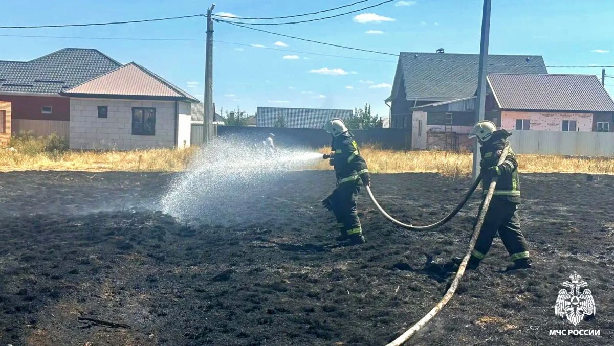 Сотрудники МЧС России ликвидировали пожар в Элисте