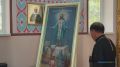 Сейчас в церкви многолюдно — верующие выстаивают очередь, чтобы поклониться чудотворному образу и приложиться к нему с искренней верой в сердце