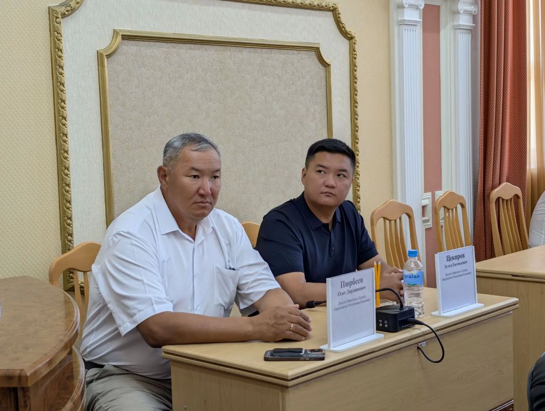 По поручению Председателя Народного Хурала Республики Калмыкия депутаты регионального парламента Олег Пюрбеев и Зулта Цекиров приняли участие во внеочередном 18-м заседании Элистинского городского Собрания По поручению Председателя Народного Хурала Республики Калмыкия депутаты регионального парламента Олег Пюрбеев и Зулта Цекиров приняли участие во внеочередном 18-м заседании Элистинского городского Собрания