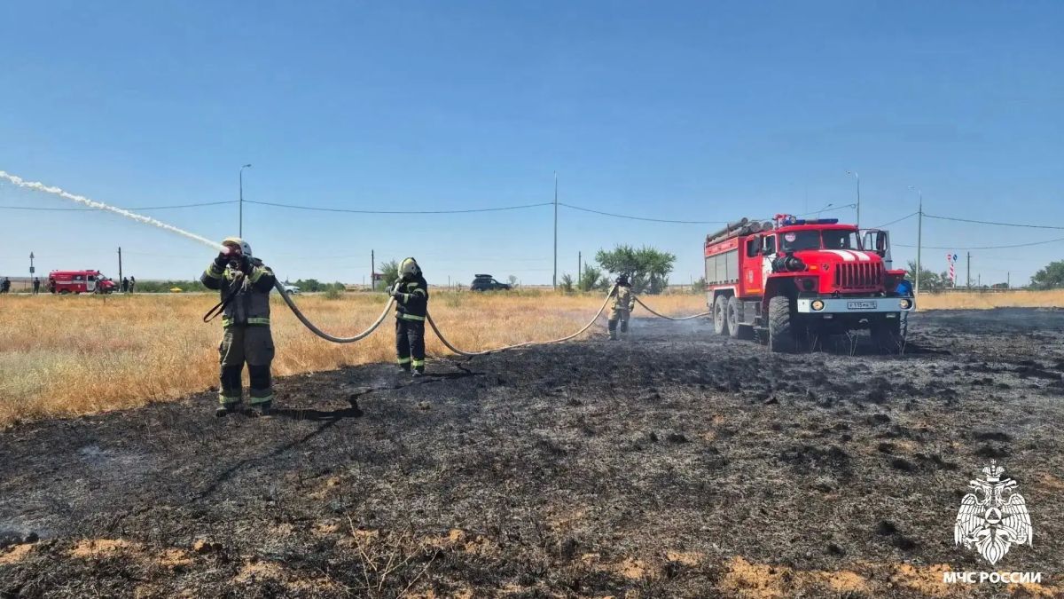 В Элисте потушили степной пожар в районе храма Сякюсн-Сюме В Элисте потушили степной пожар в районе храма Сякюсн-Сюме
