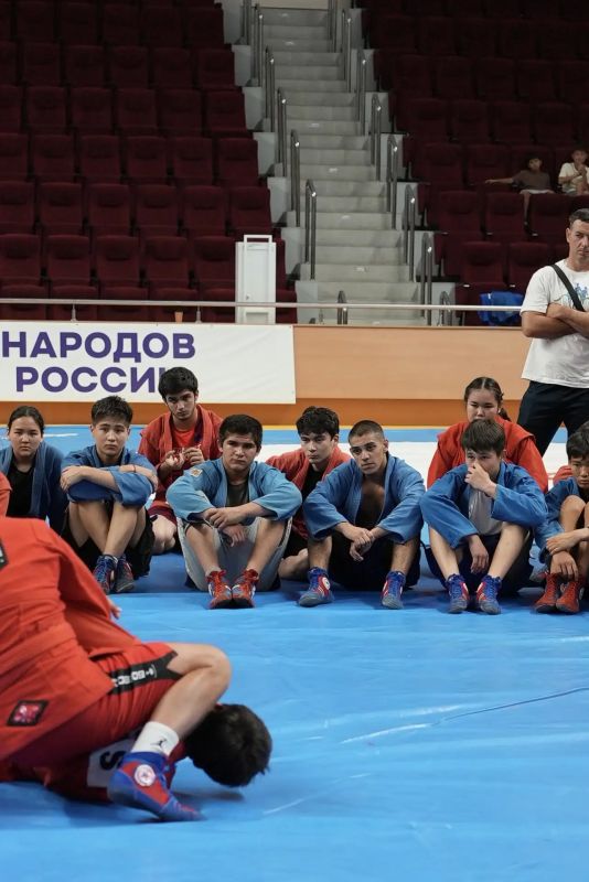 Сильнее каждый день: в Ойрат Арене проходят сборы по самбо Сильнее каждый день: в Ойрат Арене проходят сборы по самбо