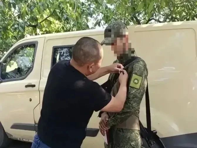 Бату Хасиков: Бойцу из Калмыкии вручили медаль имени Эрдни Деликова на передовой Бату Хасиков: Бойцу из Калмыкии вручили медаль имени Эрдни Деликова на передовой