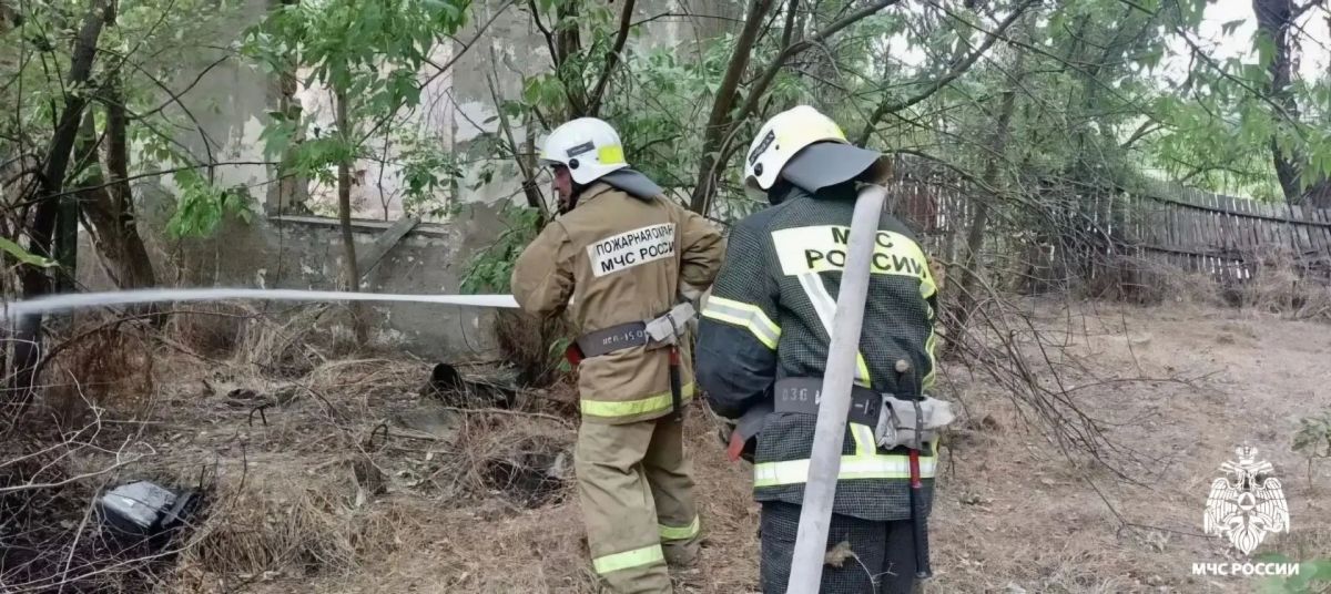 Сотрудники МЧС России оперативно ликвидировали пожар в Яшалтинском районе Сотрудники МЧС России оперативно ликвидировали пожар в Яшалтинском районе
