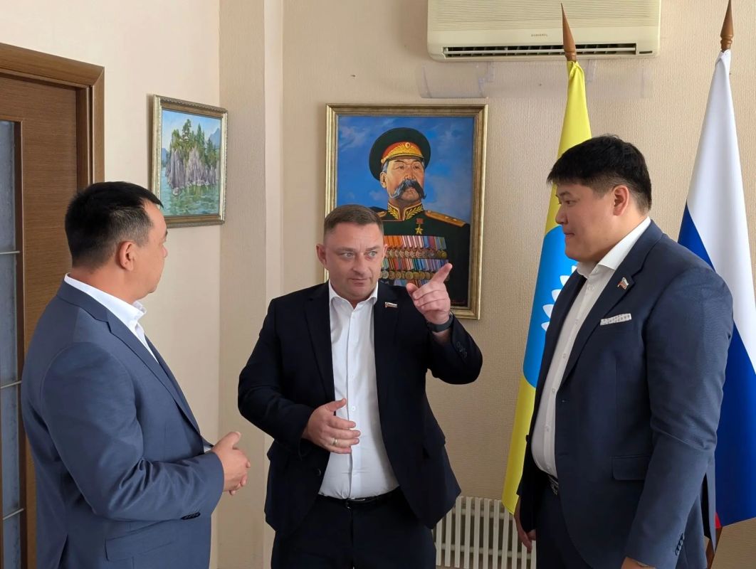 Максим Сорокин: Очень приятно, что первую рабочую встречу в должности министра социального развития Мингиян Владимирович Нахошкин провел именно с депутатским корпусом столицы нашей республики Максим Сорокин: Очень приятно, что первую рабочую встречу в должности министра социального развития Мингиян Владимирович Нахошкин провел именно с депутатским корпусом столицы нашей республики