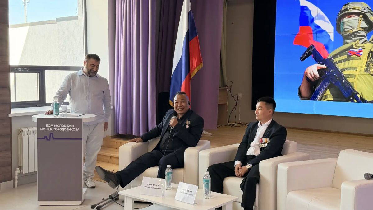 В Доме молодёжи прошла встреча с ветеранами СВО, приуроченная ко Дню Государственного флага Российской Федерации В Доме молодёжи прошла встреча с ветеранами СВО, приуроченная ко Дню Государственного флага Российской Федерации