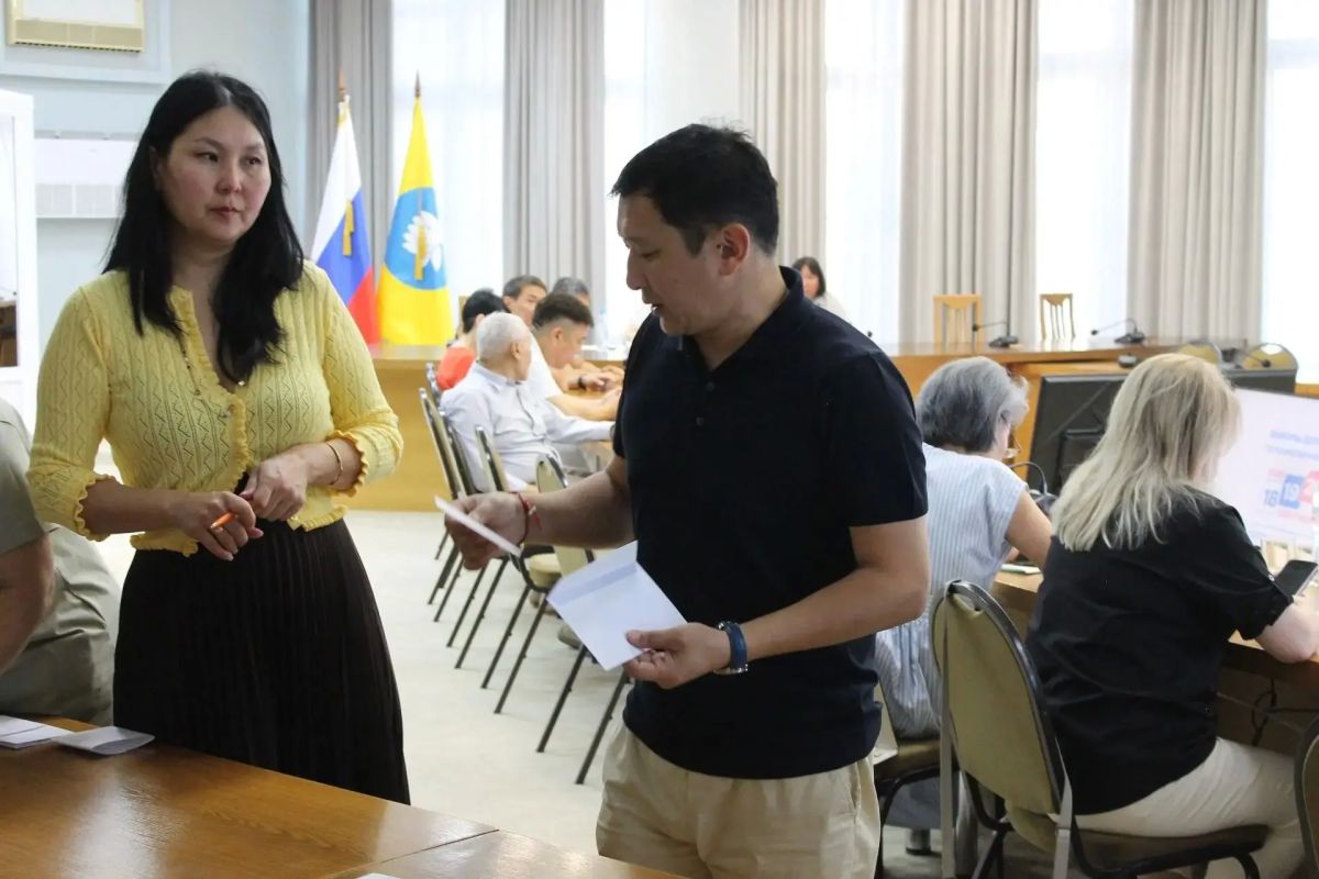 Избирком Республики Калмыкия провел жеребьевку по распределению бесплатного эфирного времени на телеканалахи печатной площади в 15 республиканских изданиях между зарегистрированными кандидатами и партиями Избирком Республики Калмыкия провел жеребьевку по распределению бесплатного эфирного времени на телеканалахи печатной площади в 15 республиканских изданиях между зарегистрированными кандидатами и партиями