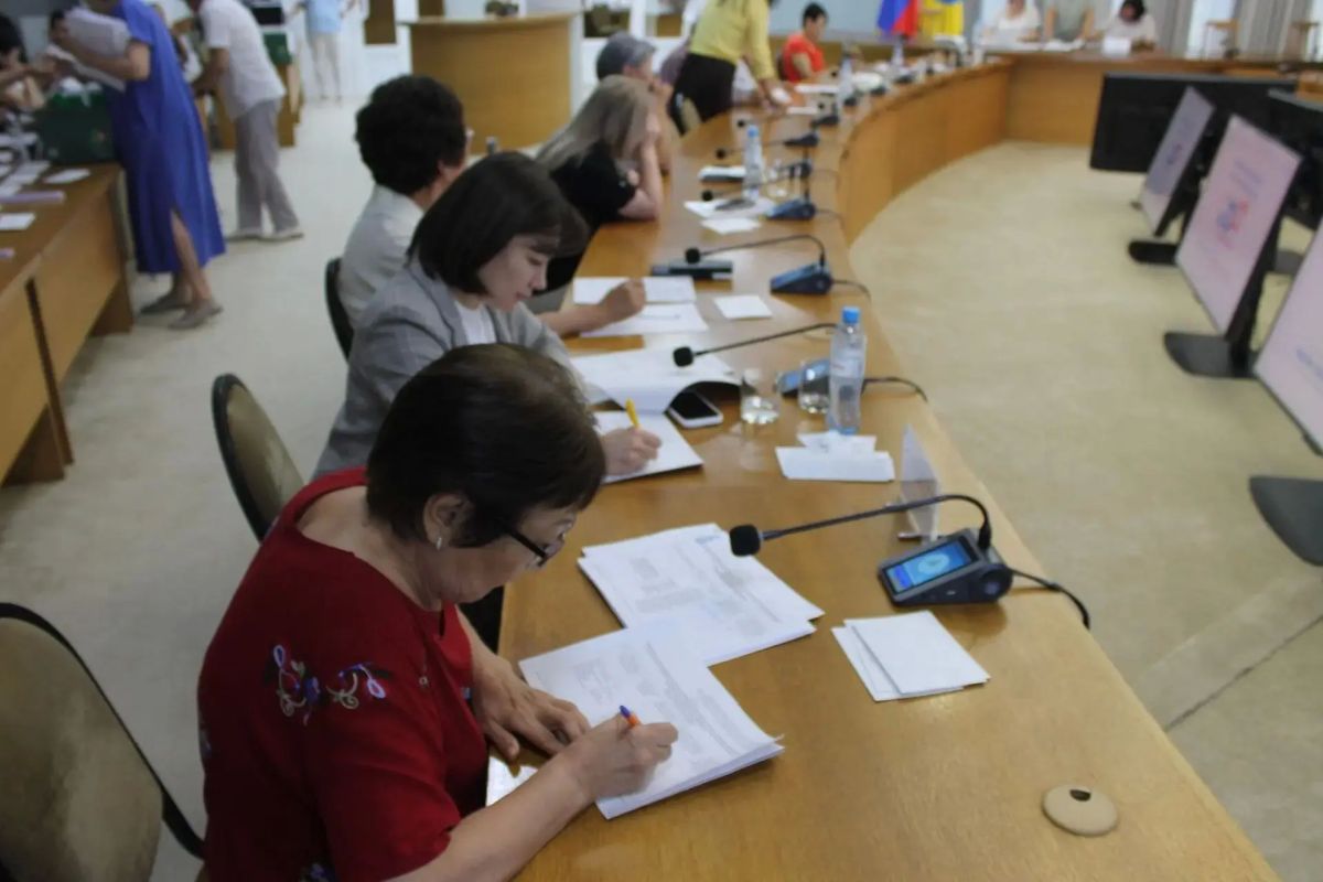 Избирком Республики Калмыкия провел жеребьевку по распределению бесплатного эфирного времени на телеканалахи печатной площади в 15 республиканских изданиях между зарегистрированными кандидатами и партиями Избирком Республики Калмыкия провел жеребьевку по распределению бесплатного эфирного времени на телеканалахи печатной площади в 15 республиканских изданиях между зарегистрированными кандидатами и партиями