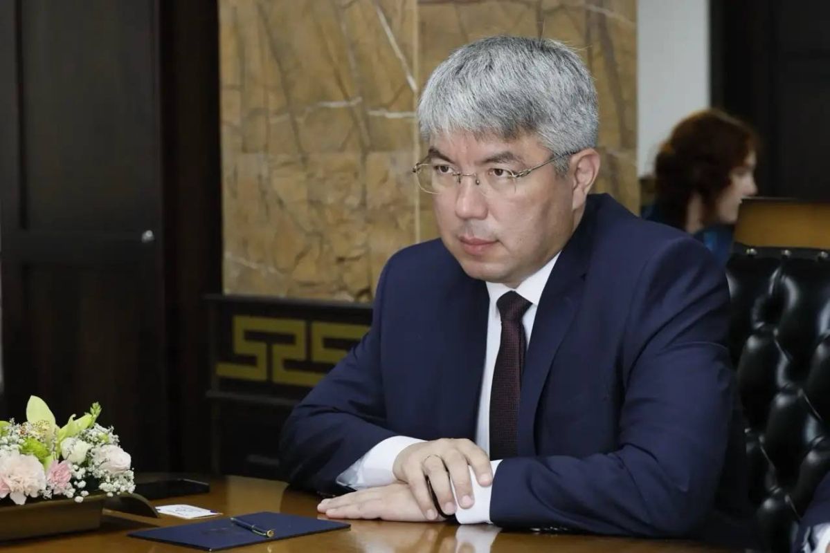 Бату Хасиков: На полях IV Международного буддийского форума провели трехстороннюю встречу с главами братских республик Бату Хасиков: На полях IV Международного буддийского форума провели трехстороннюю встречу с главами братских республик