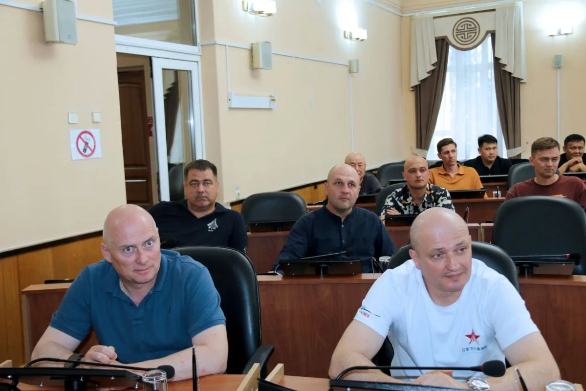 Вице-спикеры Народного Хурала Республики Калмыкия Вячеслав Бадмаев и Николай Нуров приняли участие в церемонии награждения личного состава авиационной группы высшего пилотажа «Русские витязи» Вице-спикеры Народного Хурала Республики Калмыкия Вячеслав Бадмаев и Николай Нуров приняли участие в церемонии награждения личного состава авиационной группы высшего пилотажа «Русские витязи»
