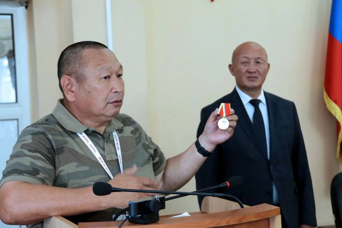 Вице-спикеры Народного Хурала Республики Калмыкия Вячеслав Бадмаев и Николай Нуров приняли участие в церемонии награждения личного состава авиационной группы высшего пилотажа «Русские витязи» Вице-спикеры Народного Хурала Республики Калмыкия Вячеслав Бадмаев и Николай Нуров приняли участие в церемонии награждения личного состава авиационной группы высшего пилотажа «Русские витязи»