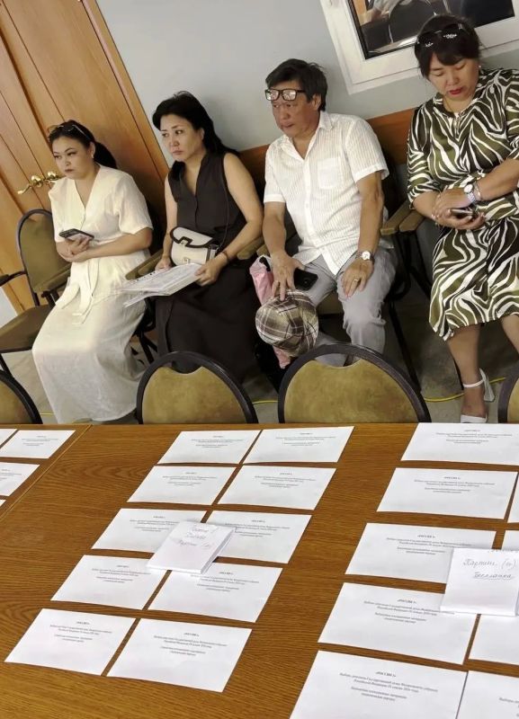 Избирательная комиссия Республики Калмыкия провела жеребьевки по распределению эфирного времени, предоставляемого безвозмездно на каналах региональных государственных организаций телерадиовещания, и печатной площади... Избирательная комиссия Республики Калмыкия провела жеребьевки по распределению эфирного времени, предоставляемого безвозмездно на каналах региональных государственных организаций телерадиовещания, и печатной площади...