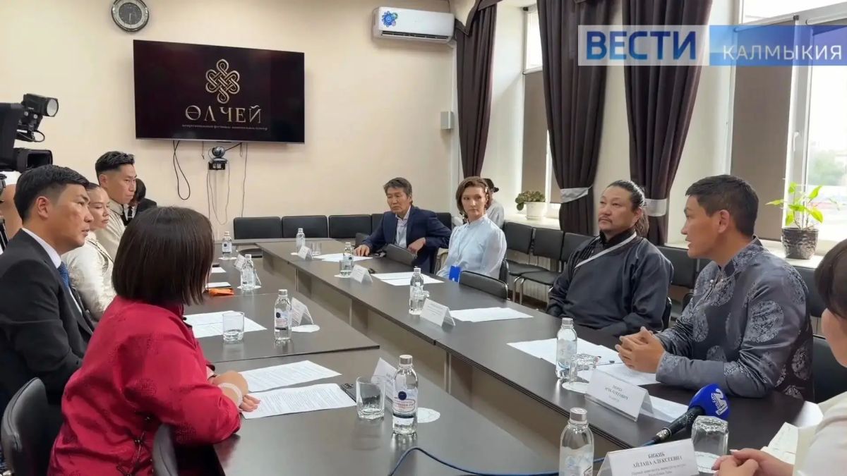 В Минкультуры Калмыкии прошла пресс-конференция, посвященная фестивалю «лчей» Масштабное событие станет ярким завершением Международного буддийского форума. Представители регионов отметили, что такие встречи было бы... В Минкультуры Калмыкии прошла пресс-конференция, посвященная фестивалю «лчей» Масштабное событие станет ярким завершением Международного буддийского форума. Представители регионов отметили, что такие встречи было бы...