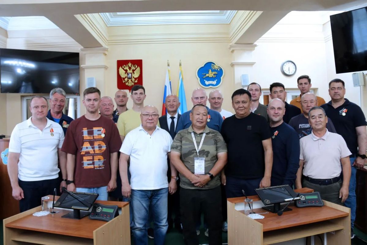 Вице-спикеры Народного Хурала Республики Калмыкия Вячеслав Бадмаев и Николай Нуров приняли участие в церемонии награждения личного состава авиационной группы высшего пилотажа «Русские витязи»