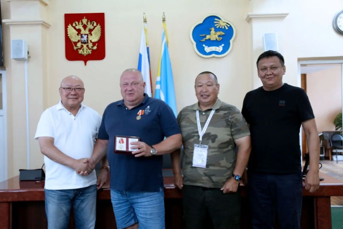 Вице-спикеры Народного Хурала Республики Калмыкия Вячеслав Бадмаев и Николай Нуров приняли участие в церемонии награждения личного состава авиационной группы высшего пилотажа «Русские витязи» Вице-спикеры Народного Хурала Республики Калмыкия Вячеслав Бадмаев и Николай Нуров приняли участие в церемонии награждения личного состава авиационной группы высшего пилотажа «Русские витязи»