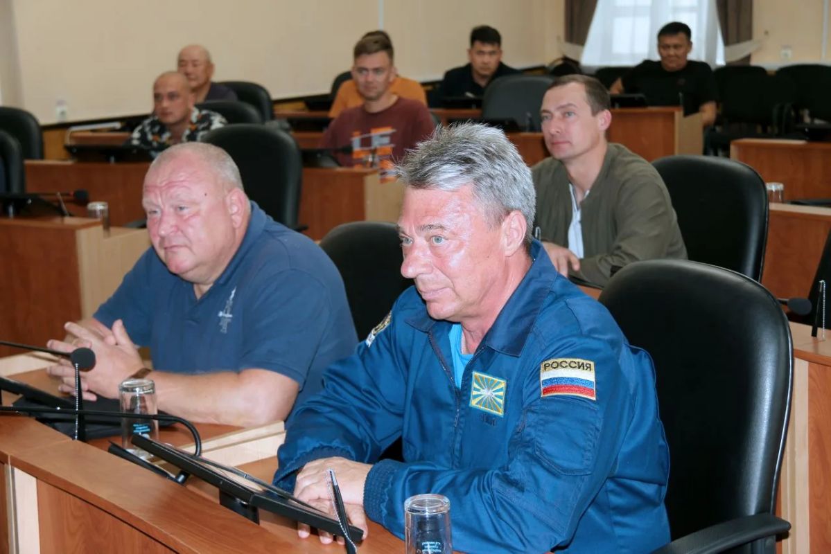 Вице-спикеры Народного Хурала Республики Калмыкия Вячеслав Бадмаев и Николай Нуров приняли участие в церемонии награждения личного состава авиационной группы высшего пилотажа «Русские витязи» Вице-спикеры Народного Хурала Республики Калмыкия Вячеслав Бадмаев и Николай Нуров приняли участие в церемонии награждения личного состава авиационной группы высшего пилотажа «Русские витязи»