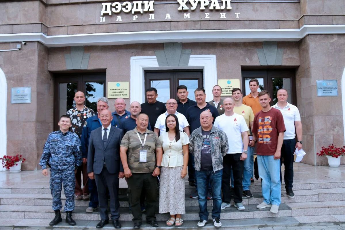 Вице-спикеры Народного Хурала Республики Калмыкия Вячеслав Бадмаев и Николай Нуров приняли участие в церемонии награждения личного состава авиационной группы высшего пилотажа «Русские витязи» Вице-спикеры Народного Хурала Республики Калмыкия Вячеслав Бадмаев и Николай Нуров приняли участие в церемонии награждения личного состава авиационной группы высшего пилотажа «Русские витязи»