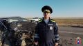 Сотрудники полиции работают на месте ДТП в Яшкульском районе