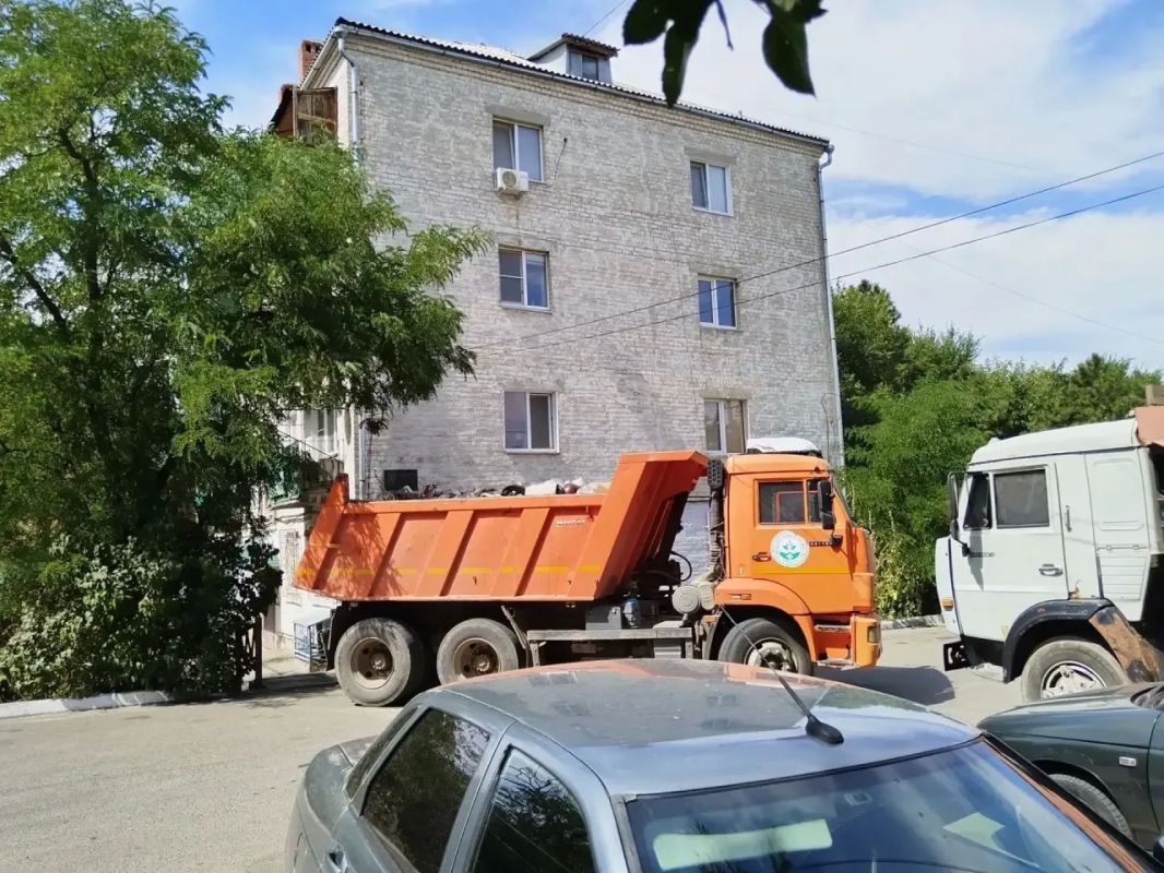 В Элисте проходит масштабный субботник на контейнерных площадках В Элисте проходит масштабный субботник на контейнерных площадках
