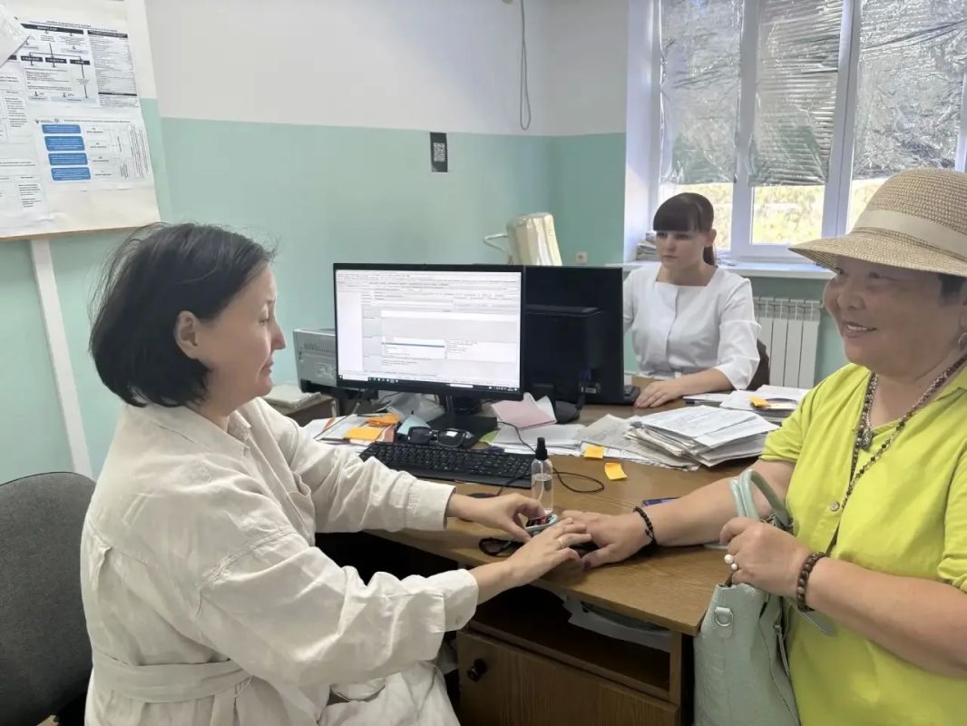 Мультидисциплинарная бригада медиков провела приём жителей Яшалтинского района Мультидисциплинарная бригада медиков провела приём жителей Яшалтинского района
