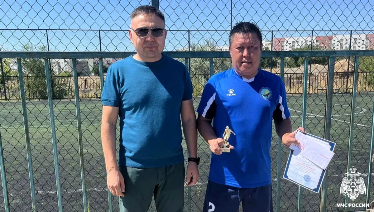 Сотрудники МЧС Калмыкии завоевали «серебро» на турнире по мини-футболу Сотрудники МЧС Калмыкии завоевали «серебро» на турнире по мини-футболу
