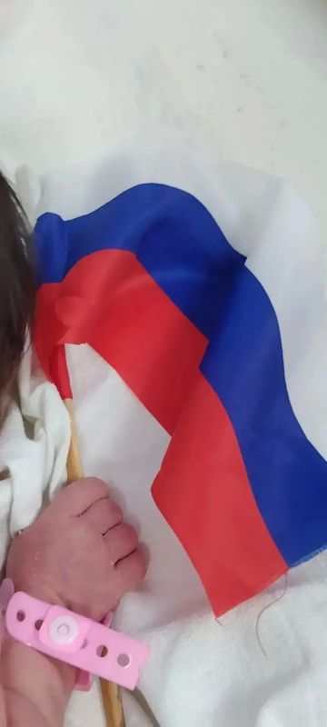 В преддверии Дня Государственного флага Российской Федерации выписная комната Перинатального центра наполнилась цветами российского триколора В преддверии Дня Государственного флага Российской Федерации выписная комната Перинатального центра наполнилась цветами российского триколора