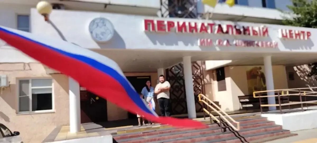 В преддверии Дня Государственного флага Российской Федерации выписная комната Перинатального центра наполнилась цветами российского триколора В преддверии Дня Государственного флага Российской Федерации выписная комната Перинатального центра наполнилась цветами российского триколора