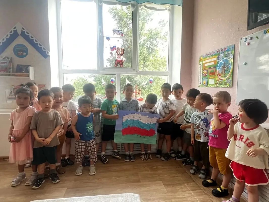 Какой самый главный символ нашего государства? Конечно же, наш любимый флаг России – это хорошо знают наши детсадовцы Какой самый главный символ нашего государства? Конечно же, наш любимый флаг России – это хорошо знают наши детсадовцы