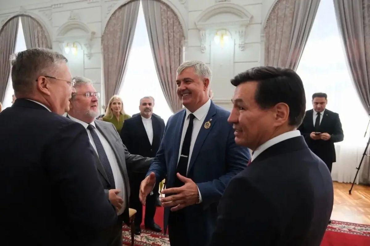 Глава Калмыкии Бату Хасиков принял участие в праздновании 25летия Представительства МИД России в Астрахани Глава Калмыкии Бату Хасиков принял участие в праздновании 25летия Представительства МИД России в Астрахани