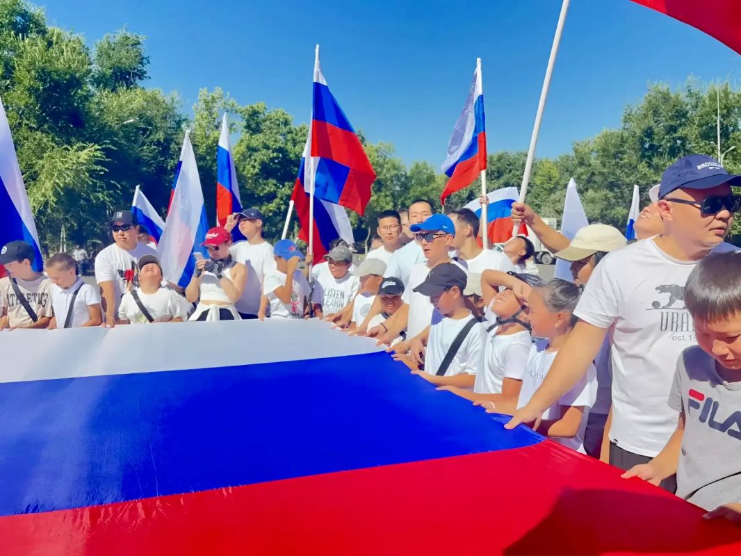 В Элисте состоялся велопробег в честь Дня Государственного флага Российской Федерации В Элисте состоялся велопробег в честь Дня Государственного флага Российской Федерации