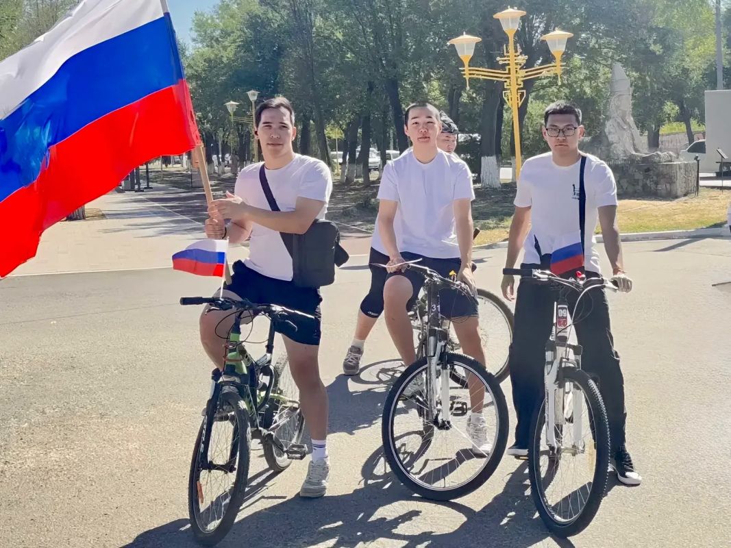 В Элисте состоялся велопробег в честь Дня Государственного флага Российской Федерации В Элисте состоялся велопробег в честь Дня Государственного флага Российской Федерации