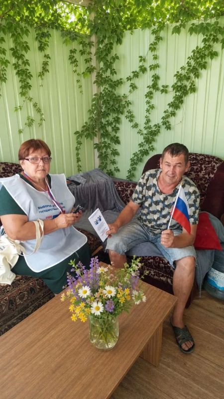 Сегодня, в День Российского флага, наши обходчики - члены участковой избирательной комиссии избирательного участка №203 Яшалтинского района Республики Калмыкия во время информирования избирателей о предстоящих выборах с... Сегодня, в День Российского флага, наши обходчики - члены участковой избирательной комиссии избирательного участка №203 Яшалтинского района Республики Калмыкия во время информирования избирателей о предстоящих выборах с...