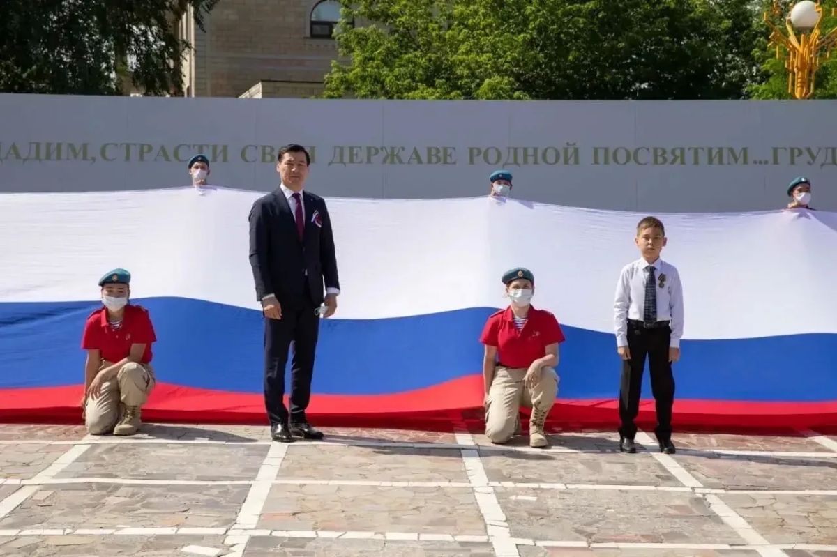 Бату Хасиков: «Флаг России — это символ нашей нерушимости» Бату Хасиков: «Флаг России — это символ нашей нерушимости»