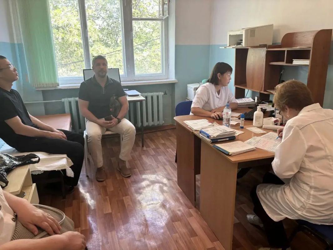 21 августа мультидисциплинарная бригада медиков провела приём жителей посёлков Большой Царын и Мирный Октябрьского района в рамках акции «Будь здоров» 21 августа мультидисциплинарная бригада медиков провела приём жителей посёлков Большой Царын и Мирный Октябрьского района в рамках акции «Будь здоров»