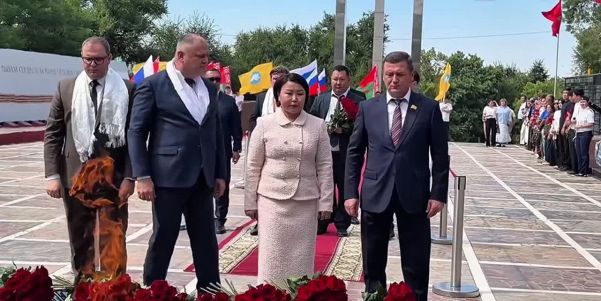 Память сильнее времени. Кадры памятной церемонии у Вечного огня в Элисте